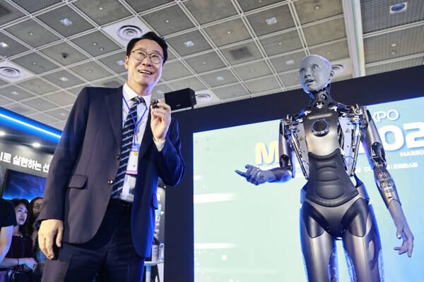 정명근 화성특례시장이 지난해 열린 ‘MARS2025’에서 인공지능 로봇 아메카와 대화를 나누고 있다. 화성특례시 제공