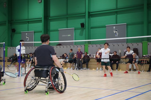 18일 풍양배드민턴장을 방문한 주광덕 남양주시장이 지체장애인협회 남양주시 배드민턴 대표 선수들과 경기하는 모습. 남양주시 제공