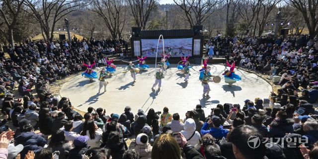 설 연휴 마지막날인 18일 오후 용인특례시 기흥구 한국민속촌에서 관광객들이 '삼도판굿' 공연을 보며 즐거운 나날을 보내고 있다. 홍기웅기자