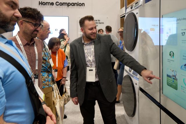 관람객이 미국 플로리다주 올란도에서 열린 북미 최대 규모의 주방∙욕실 전시회 'KBIS 2026(The Kitchen &amp; Bath Industry Show 2026)'에서 '비스포크 AI 가전'과 럭셔리 빌트인 '데이코(Dacor)' 라인업을 구경하고 있다. 삼성전자 제공