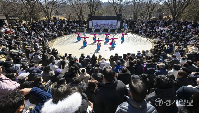 설 연휴 마지막날인 18일 오후 용인특례시 기흥구 한국민속촌에서 관광객들이 '삼도판굿' 공연을 보며 즐거운 나날을 보내고 있다. 홍기웅기자