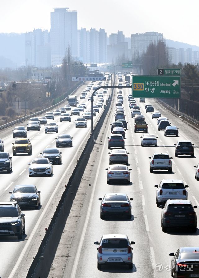 설 연휴 마지막 날인 18일 인천 남동구 영동고속도로 서창JC 부근이 양방향 정체되고 있다. 조병석기자