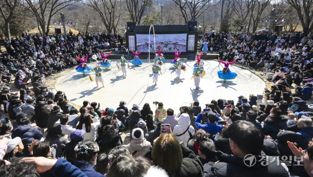 설 연휴 마지막날인 18일 오후 용인특례시 기흥구 한국민속촌에서 관광객들이 '삼도판굿' 공연을 보며 즐거운 나날을 보내고 있다. 홍기웅기자