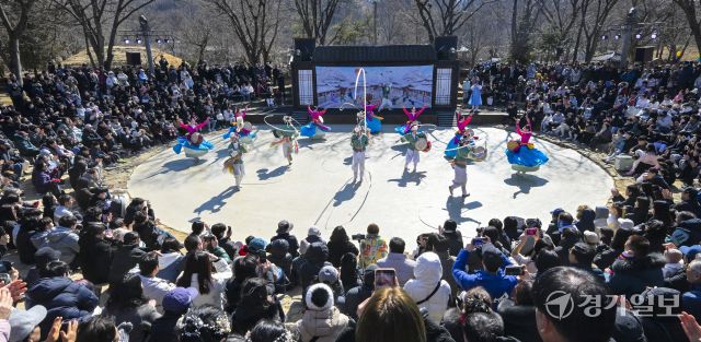 설 연휴 마지막날인 18일 오후 용인특례시 기흥구 한국민속촌에서 관광객들이 '삼도판굿' 공연을 보며 즐거운 나날을 보내고 있다. 홍기웅기자