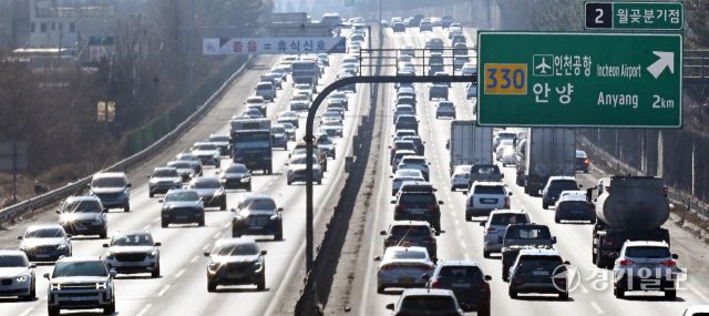 설 연휴 마지막 날인 18일 인천 남동구 영동고속도로 서창JC 부근이 양방향 정체되고 있다. 조병석기자