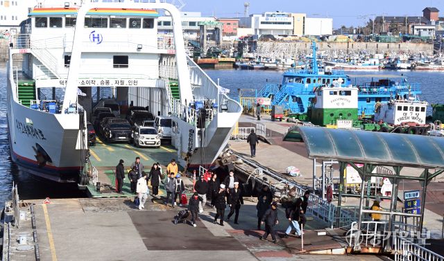 설 연휴 마지막 날인 18일 인천 중구 인천항 연안여객터미널에서 섬지역 귀경객과 여행객들이 터미널에 도착해 이동하고 있다. 조병석기자