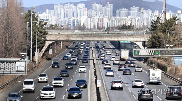 설 연휴 마지막 날인 18일 인천 남동구 영동고속도로 서창JC 부근이 양방향 정체되고 있다. 조병석기자