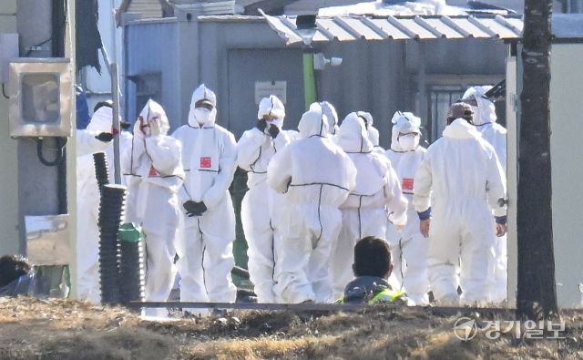 지난 17일 포천시 창수면 한 산란계 농장(38만여마리)에 고병원성 조류인플루엔자가 확진됐다. 포천시에서 고병원성 조류인플루엔자가 발생한 것은 2021년 2월 이후 5년만이다. 사진은 18일 방역관계자들이 살처분 등 방역조치를 진행하고 있다. 홍기웅기자