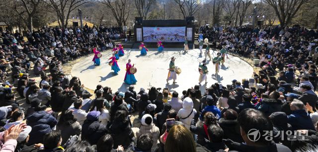 설 연휴 마지막날인 18일 오후 용인특례시 기흥구 한국민속촌에서 관광객들이 '삼도판굿' 공연을 보며 즐거운 나날을 보내고 있다. 홍기웅기자