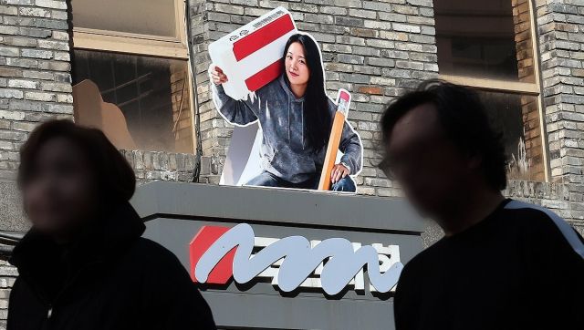 국민의힘이 오는 3·1절 새 당명 발표를 앞두고 당명 개정 작업을 마무리 중인 가운데 18일 서울 여의도 국민의힘 중앙당사 간판에 기존 당명을 지운 조형물이 설치돼 있다. 연합뉴스