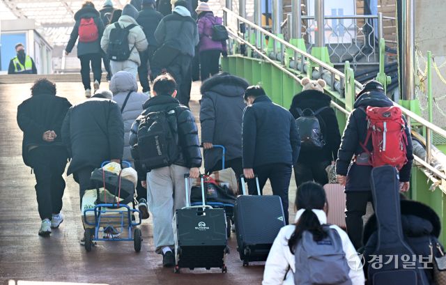 설 연휴 마지막 날인 18일 인천 중구 인천항 연안여객터미널에서 섬지역 귀경객과 여행객들이 터미널에 도착해 이동하고 있다. 조병석기자