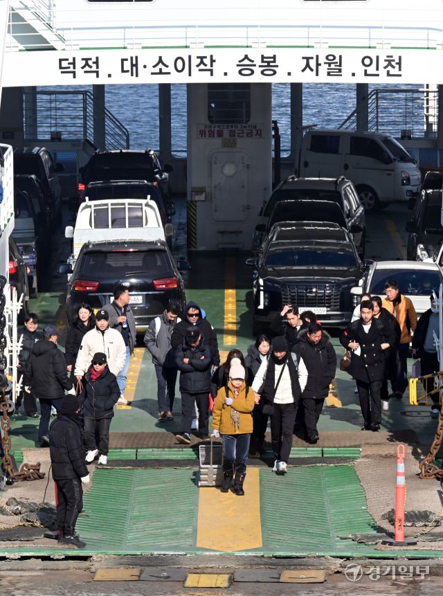설 연휴 마지막 날인 18일 인천 중구 인천항 연안여객터미널에서 섬지역 귀경객과 여행객들이 터미널에 도착해 이동하고 있다. 조병석기자