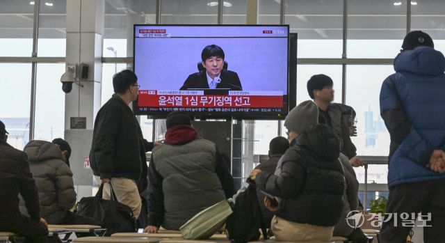 19일 오후 오산역버스환승센터에서 시민들이 TV로 중계되는 윤석열 전대통령의 내란우두머리죄 1심 선고 판결을 시청하고 있다. 홍기웅기자