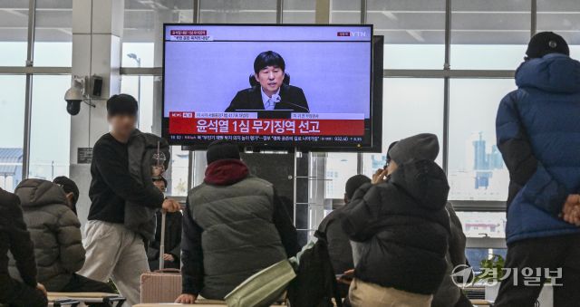 19일 오후 오산역버스환승센터에서 시민들이 TV로 중계되는 윤석열 전대통령의 내란우두머리죄 1심 선고 판결을 시청하고 있다. 홍기웅기자