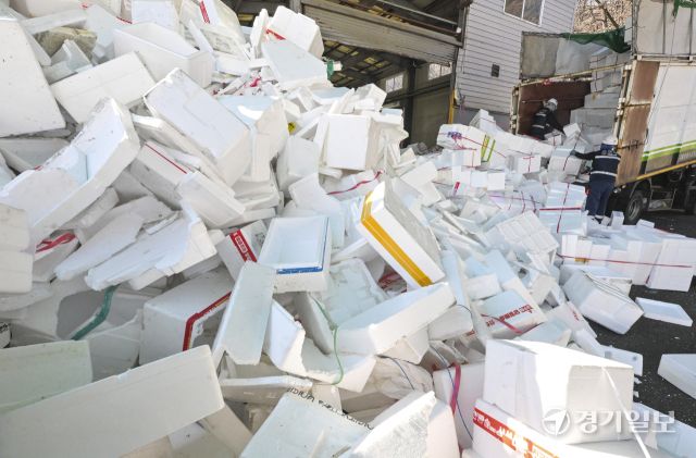 19일 오전 용인특례시 처인구 이동읍공공재활용센터에서 관계자들이 명절기간 각 가정에서 배출된 스티로폼을 비롯한 재활용품을 처리하고 있다. 홍기웅기자