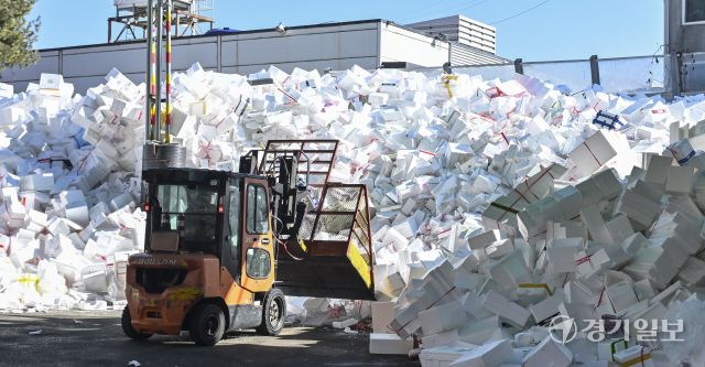 19일 오전 용인특례시 처인구 이동읍공공재활용센터에서 관계자들이 명절기간 각 가정에서 배출된 스티로폼을 비롯한 재활용품을 처리하고 있다. 홍기웅기자