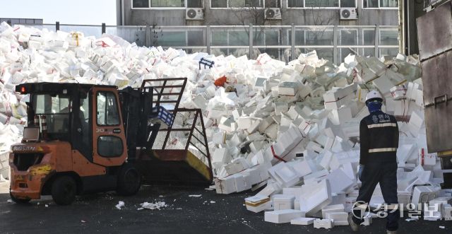 19일 오전 용인특례시 처인구 이동읍공공재활용센터에서 관계자들이 명절기간 각 가정에서 배출된 스티로폼을 비롯한 재활용품을 처리하고 있다. 홍기웅기자
