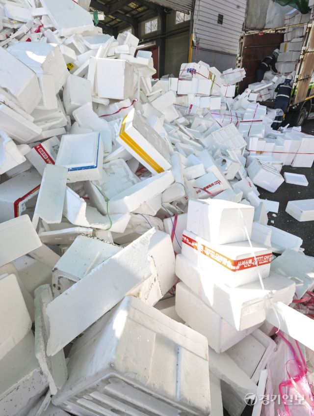 19일 오전 용인특례시 처인구 이동읍공공재활용센터에서 관계자들이 명절기간 각 가정에서 배출된 스티로폼을 비롯한 재활용품을 처리하고 있다. 홍기웅기자