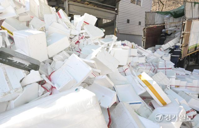 19일 오전 용인특례시 처인구 이동읍공공재활용센터에서 관계자들이 명절기간 각 가정에서 배출된 스티로폼을 비롯한 재활용품을 처리하고 있다. 홍기웅기자