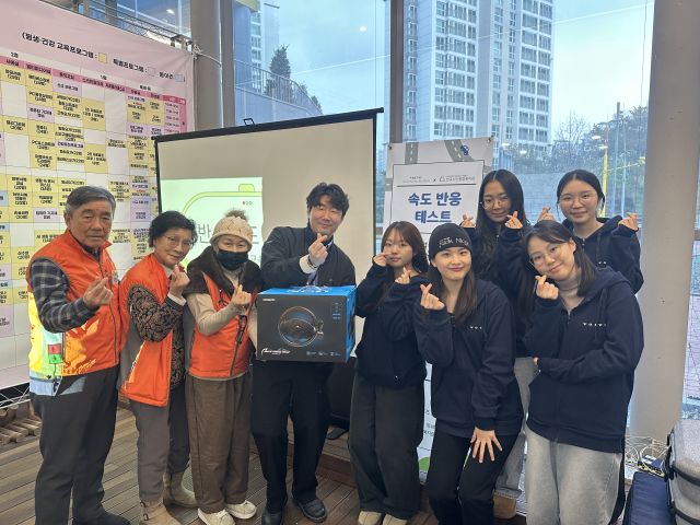 판교노인종합복지관에서 진행된 ‘시니어 안전운전 캠페인’에서 복지관 관계자와 참가자들이 기념촬영을 하고 있다. 판교노인종합복지관 제공