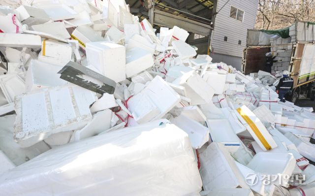 19일 오전 용인특례시 처인구 이동읍공공재활용센터에서 관계자들이 명절기간 각 가정에서 배출된 스티로폼을 비롯한 재활용품을 처리하고 있다. 홍기웅기자