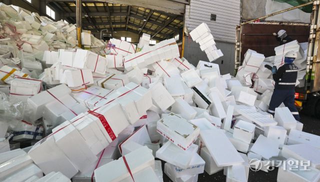 19일 오전 용인특례시 처인구 이동읍공공재활용센터에서 관계자들이 명절기간 각 가정에서 배출된 스티로폼을 비롯한 재활용품을 처리하고 있다. 홍기웅기자