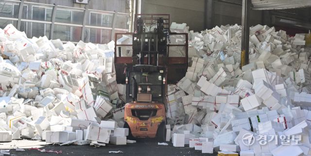 19일 오전 용인특례시 처인구 이동읍공공재활용센터에서 관계자들이 명절기간 각 가정에서 배출된 스티로폼을 비롯한 재활용품을 처리하고 있다. 홍기웅기자