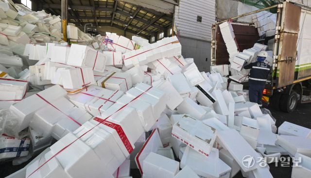 19일 오전 용인특례시 처인구 이동읍공공재활용센터에서 관계자들이 명절기간 각 가정에서 배출된 스티로폼을 비롯한 재활용품을 처리하고 있다. 홍기웅기자