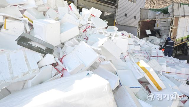 19일 오전 용인특례시 처인구 이동읍공공재활용센터에서 관계자들이 명절기간 각 가정에서 배출된 스티로폼을 비롯한 재활용품을 처리하고 있다. 홍기웅기자