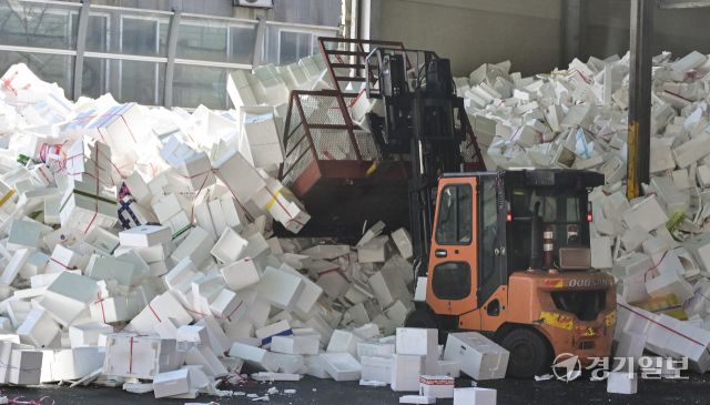 19일 오전 용인특례시 처인구 이동읍공공재활용센터에서 관계자들이 명절기간 각 가정에서 배출된 스티로폼을 비롯한 재활용품을 처리하고 있다. 홍기웅기자