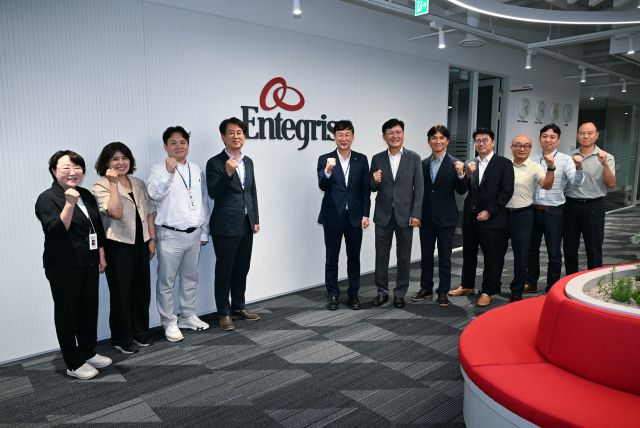 이민근 안산시장이 안산시의 투자유치기업 1호로 지정된 인테그리스코리아㈜ 관계자들과 기념촬영을 하고 있다. 안산시 제공