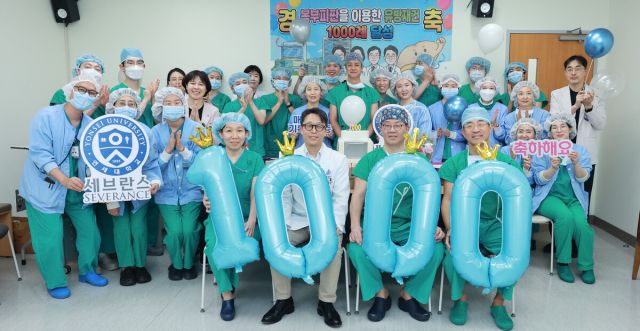 세브란스병원 유방재건팀 의료진들이 모여 DIEP 유방재건술 1000례 시행을 축하하고 있다.세브란스병원