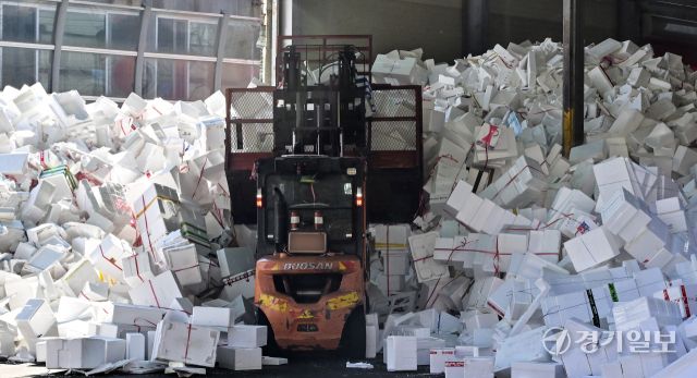 19일 오전 용인특례시 처인구 이동읍공공재활용센터에서 관계자들이 명절기간 각 가정에서 배출된 스티로폼을 비롯한 재활용품을 처리하고 있다. 홍기웅기자