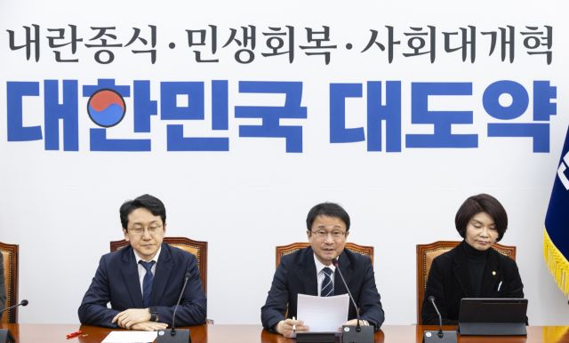 더불어민주당 한병도 원내대표가 19일 국회에서 열린 정책조정회의에서 설 연휴 이후 국회 내 계류 법안에 대한 신속한 처리를 강조하는 발언을 하고 있다. 연합뉴스