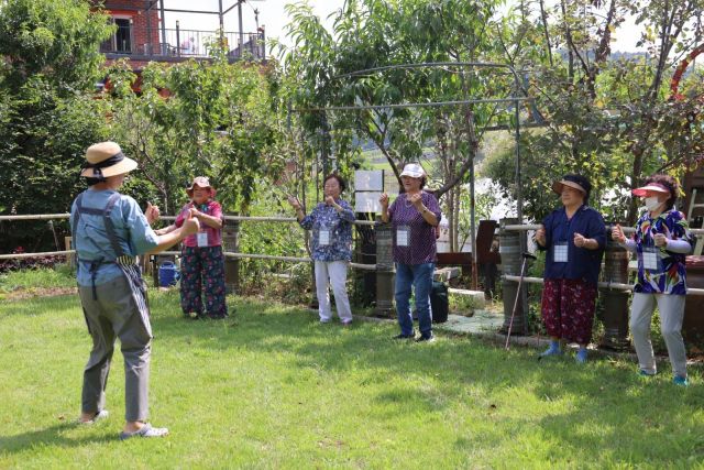 양명힐링캠프가 홀몸어르신들을 대상으로 마련한 프로그램에서 참가자들이 강사를 따라 율동을 하고 있다. 양주시 제공