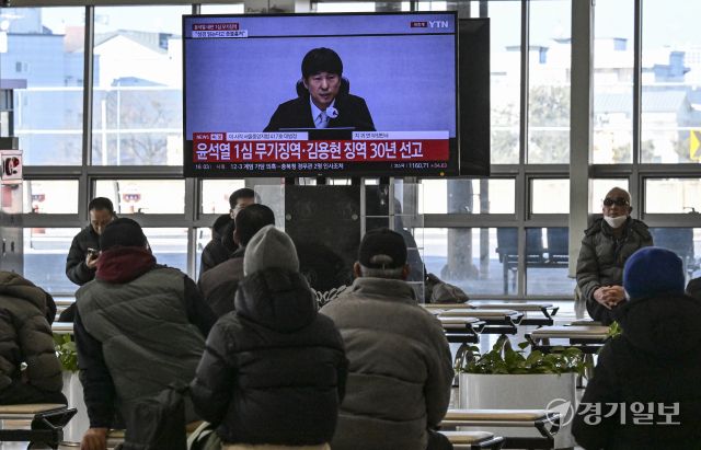19일 오후 오산역버스환승센터에서 시민들이 TV로 중계되는 윤석열 전대통령의 내란우두머리죄 1심 선고 판결을 시청하고 있다. 홍기웅기자