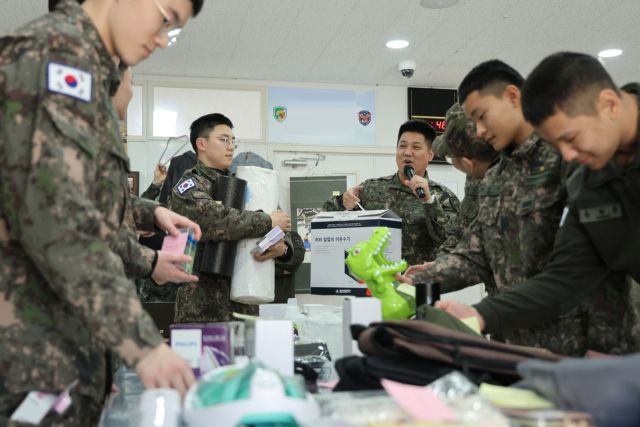 천둥대대 장병들이 바자회 ‘천둥 그린마켓’에 참여하고 있다. 부대 제공
