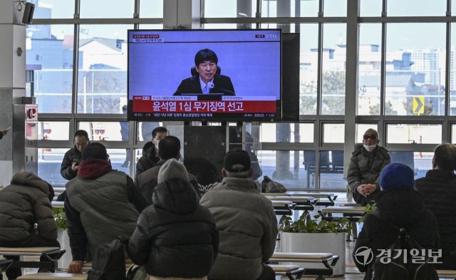 19일 오후 오산역버스환승센터에서 시민들이 TV로 중계되는 윤석열 전대통령의 내란우두머리죄 1심 선고 판결을 시청하고 있다. 홍기웅기자