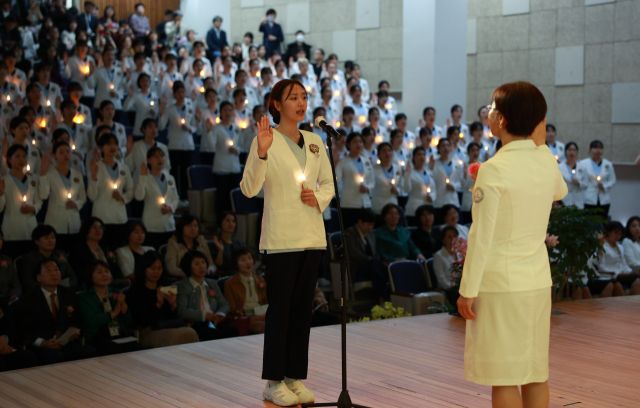 경인여대 간호학과 학생들이 나이팅게일 선서를 하고 있다. 경인여자대학교 제공