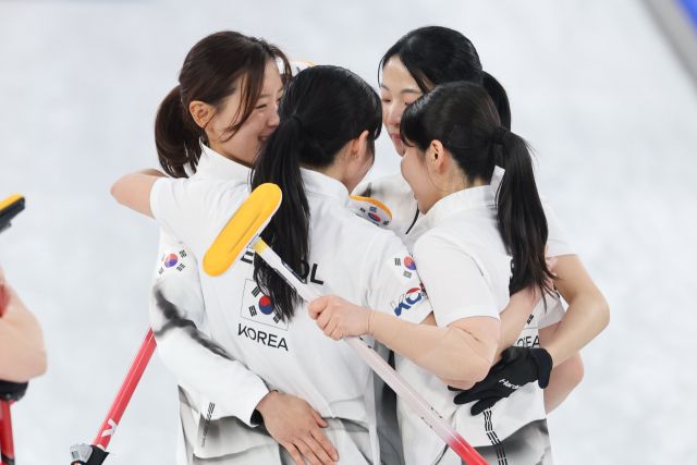 19일(현지시간) 이탈리아 코르티나담페초 컬링 올림픽 스타디움에서 열린 2026 밀라노·코르티나담페초 동계올림픽 컬링 여자 라운드로빈 한국과 캐나다의 경기에서 7-10으로 패하며 준결승 진출에 실패한 한국 대표팀 선수들이 서로 위로하고 있다. 연합뉴스