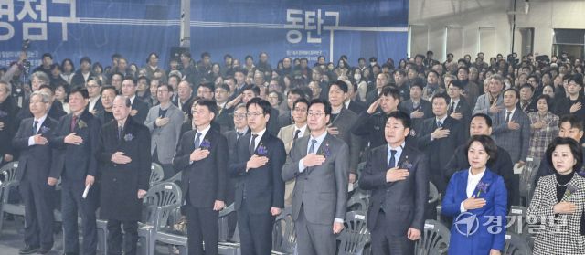 2일 오전 화성특례시 화성종합경기타운 실내체육관에서 열린 '만세구청 개청식'에서 정명근 화성특례시장, 배정수 화성특례시의회 의장, 김민재 행정안전부 차관, 추미애 국회 법제사법위원장, 송옥주 국회의원, 김성중 경기도 행정1부지사, 홍노미 만세구청장 등이 개청선언 퍼포먼스를 진행하고 있다. 홍기웅기자