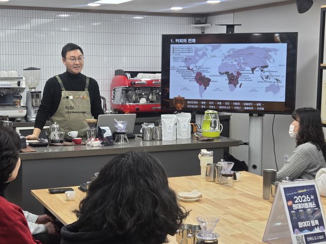 남양주 평생학습센터는 지난달 27일~30일까지 올해 상반기 단기특강을 진행했다. 사진은 커피바리스타 핸드드립 원데이클래스 수업 모습. 남양주시 제공