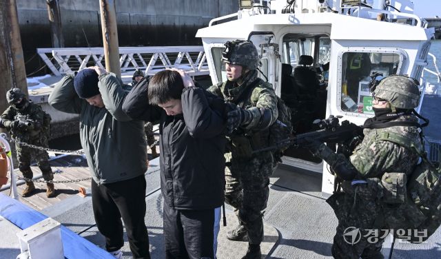 육군 제51보병사단 비봉여단이 2일 오후 화성특례시 제부마리나 일대에서 26년 혹한기 훈련 일환으로 군-경 합동 밀입국 대응 FTX훈련을 진행했다. 사진은 제51보병사단 장병과 평택해양경찰서 관계자들이 선박위에서 합동으로 밀입국자 검문 및 체포하는 모습. 홍기웅기자