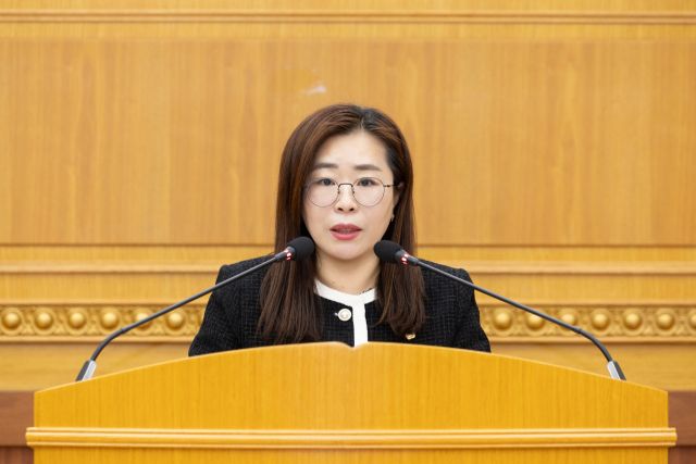 강혜숙 의원이 대표발의한 경기도-시군 상생을 위한 국도비 매칭부담 조정 협의체 구성 촉구 건의안에 대한 제안설명을 하고 있다. 양주시의회 제공