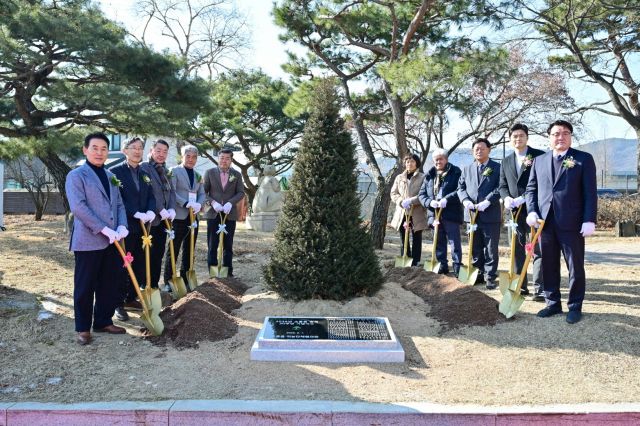 포천시 소흘읍 승격 30주년을 기념해 백영현 포천시장과 김용태 국회의원, 유재현 소흘읍장을 비롯한 관계자와 직능단체장들이 함께 기념식수를 하고 있다. 포천시 제공