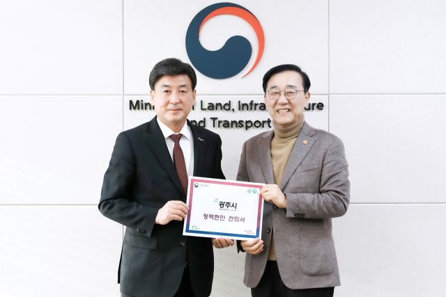 방세환 광주시장(왼쪽)이 2일 정부세종청사를 방문해 국도 43·45호선 우회도로 건설사업의 신속한 추진을 촉하는 건의문을 김윤덕 국토부장관에게 전달하고 있다. 광주시 제공