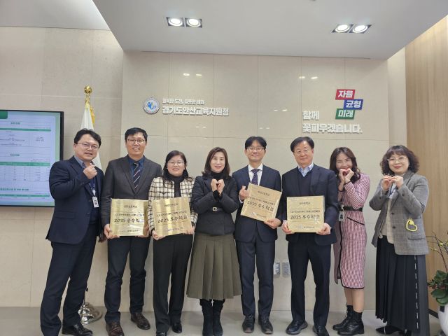 안산교육지원청이 ‘2025 1교 1인성브랜드 운영’ 우수교를 선정, 현판 수여식을 개최했다. 안산교육지원청 제공