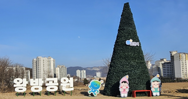 포천시가 연말연시 시청 광장을 밝히던 성탄트리를 폐기하는 대신 공원 경관물로 재활용하며 자원순환 행정의 모범 사례를 만들고 있다. 포천시제공