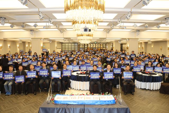 더불어민주당 인천시당이 오는 6월3일 치러지는 제9회 전국동시지방선거의 공천 작업에 나설 공직선거후보자추천관리위원회(공관위) 명단을 확정했다. 사진은 민주당의 2026년 신년하례회 모습. 민주당 제공