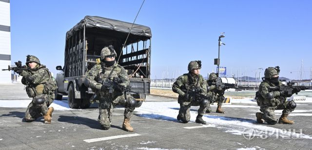 육군 제51보병사단 비봉여단이 2일 오후 화성특례시 제부마리나 일대에서 26년 혹한기 훈련 일환으로 군-경 합동 밀입국 대응 FTX훈련을 진행했다. 사진은 제51보병사단 장병들이 밀입국 상황을 접하고 육지에서 경계를 서고 있다. 홍기웅기자